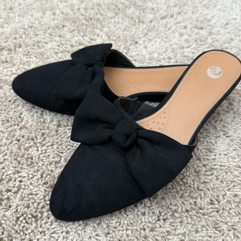 Adorable black flats